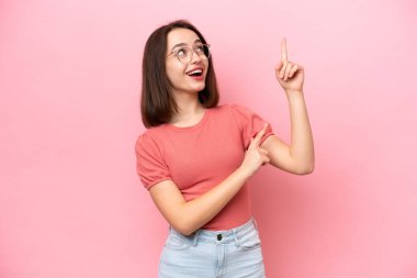 Pembe arka planda izole edilmiş genç Ukraynalı kadın işaret parmağıyla işaret etmek harika bir fikir.