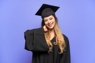 Genç üniversite mezunu Rus kız beyaz arka planda izole bir şekilde gülüyor.