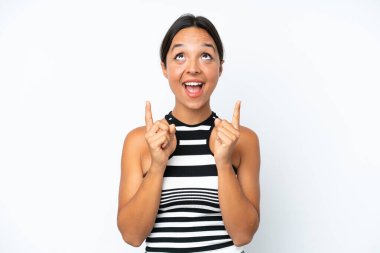 Beyaz arka planda izole edilmiş genç İspanyol kadın şaşırmış ve işaret ediyor.