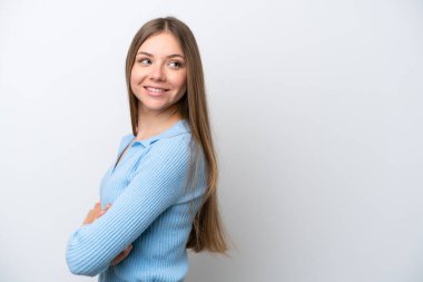 Genç Litvanyalı bir kadın beyaz arka planda izole edilmiş, yana bakıyor ve gülümsüyor.