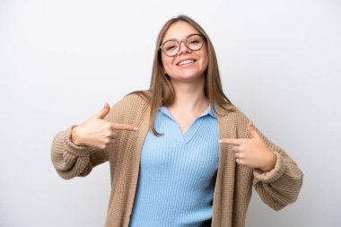 Genç Litvanyalı kadın beyaz arka planda soyutlanmış gururlu ve kendinden memnun