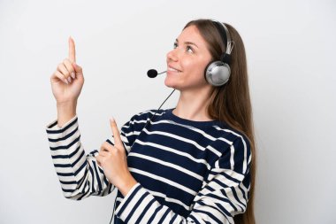 Beyaz arka planda izole edilmiş bir kulaklıkla çalışan beyaz pazarlamacı kadın işaret parmağıyla işaret etmek harika bir fikir.
