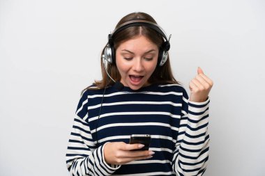 Beyaz arka planda izole edilmiş bir kulaklıkla çalışan beyaz pazarlamacı kadın şaşırdı ve bir mesaj gönderdi.