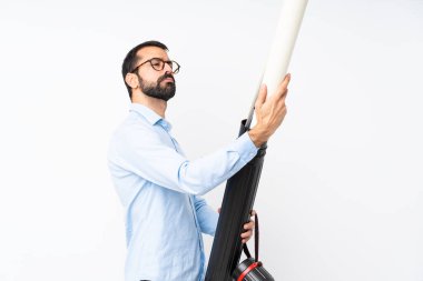 İzole edilmiş beyaz arka planda sakallı genç bir mimar.