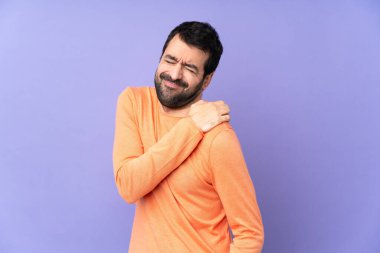 Kafkasyalı yakışıklı bir adam, mor bir geçmişi var. Çabaladığı için omuz ağrısından muzdarip.