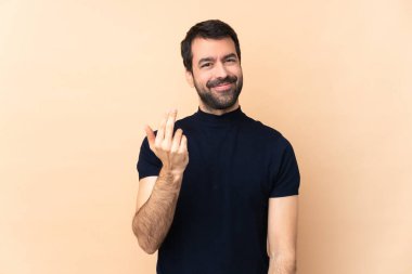 Soyutlanmış geçmişi olan beyaz, yakışıklı bir adam benimle gelmesi için davet ediyor. Gelmene sevindim.