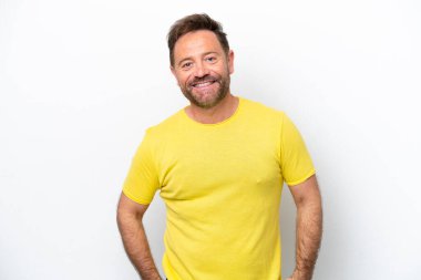 Beyaz arka planda izole edilmiş orta yaşlı beyaz adam gülüyor.