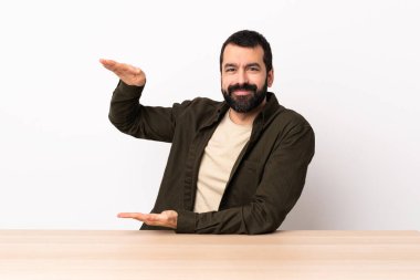 Masada sakallı beyaz bir adam. Kopyalama alanı tutuyor..