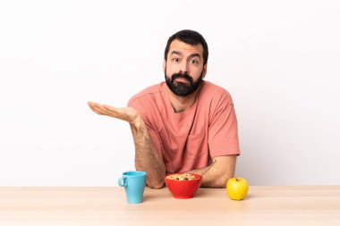 Masada kahvaltı yapan beyaz bir adamın şüpheleri var..