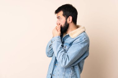 Sakallı beyaz bir adam, izole edilmiş bir geçmişi var. Ağzı kapalı ve yan tarafa bakıyor.