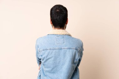 Arka plandaki izole edilmiş arka planda sakallı beyaz adam.