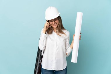 Slovak mimar kız elinde mavi arka planda izole planlar tutarak gülüyor.