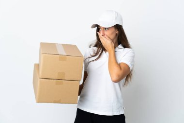 Genç teslimatçı kadın izole edilmiş beyaz arka planda ağzını kapatıyor ve yan tarafa bakıyor.