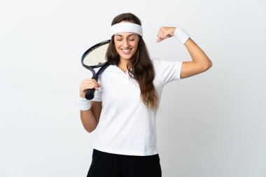 Genç bayan tenisçi izole beyaz arka plan üzerinde güçlü jest yapıyor.