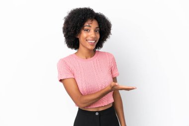 Beyaz arka planda izole edilmiş genç Afrikalı Amerikalı bir kadın bir fikir sunuyor.