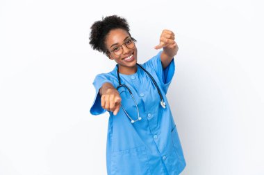 Genç cerrah Afrikalı Amerikalı doktor kadın beyaz arka planda izole edilmiş.