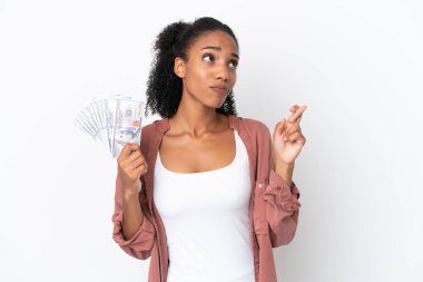 Genç Afrikalı Amerikalı bir kadın beyaz arka planda izole edilmiş bir sürü para alıyor.