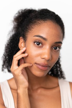 Beyaz arka planda izole edilmiş genç Afrikalı Amerikalı kadın.
