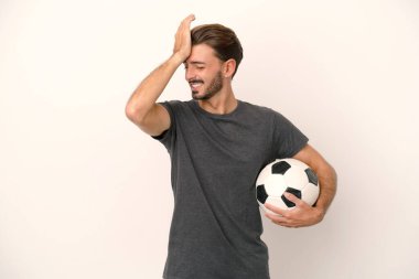 Beyaz arka planda izole edilmiş genç futbolcu kadın bir şey fark etti ve çözüme niyetlendi.