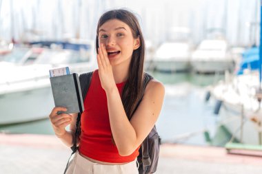 Genç, güzel Ukraynalı bir kadın elinde pasaportuyla dışarıda bir şeyler fısıldıyor.