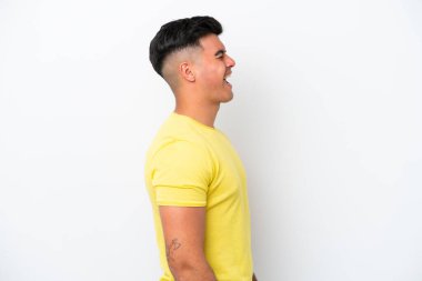 Beyaz arka planda izole edilmiş beyaz tenli yakışıklı adam yan yana gülüyor.