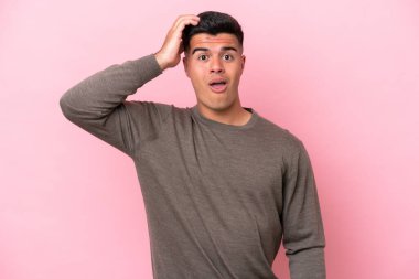 Pembe arka planda yaşayan beyaz tenli yakışıklı bir adam bir şey fark etti ve çözümü arıyor.