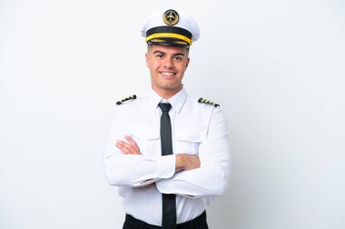 Beyaz arka planda izole edilmiş beyaz bir uçak pilotu kollarını ön cephede çapraz konumda tutuyor.