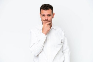 Beyaz arka planda soyutlanmış beyaz tenli yakışıklı bir adam