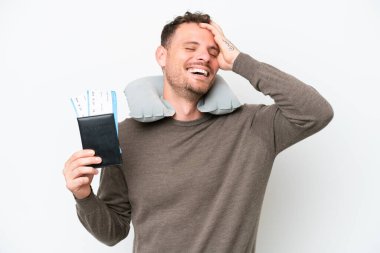 Beyaz arka planda izole edilmiş pasaport taşıyan beyaz bir adam çok gülümsüyor.