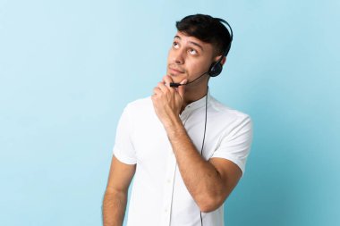 Kolombiyalı tele-pazarlamacı, izole edilmiş bir geçmişi olan bir kulaklıkla çalışıyor.