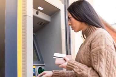 genç kadın bir atm kullanma
