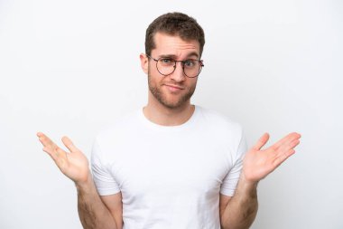 Beyaz arka planda gözlüklü ve şüpheleri olan beyaz tenli genç bir adam.