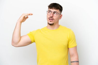 Beyaz arka planda izole edilmiş, yorgun ve hasta bir yüzü olan beyaz, beyaz, yakışıklı bir adam.