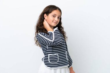 Beyaz arka planda izole edilmiş küçük beyaz kız gülüyor.