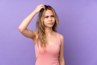 Mor arka planda izole edilmiş genç bir Rus kız. Kafası kaşınırken şüpheleri var.