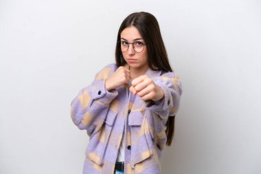 Beyaz arka planda savaşan genç bir kız.