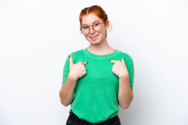 Beyaz arka planda yalıtılmış, yüzü şaşırmış genç bir kadın.