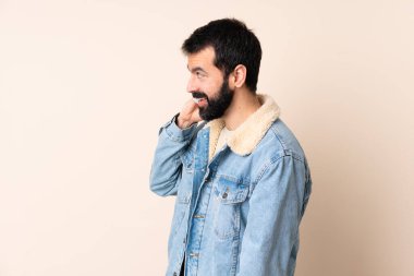 İzole edilmiş geçmişi olan beyaz bir adam cep telefonuyla sohbet ediyor.