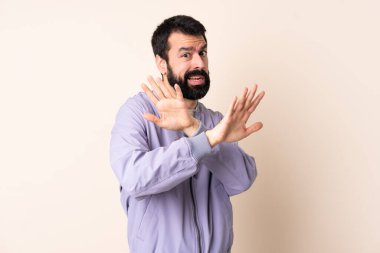 İzole edilmiş arka plan üzerinde ceket giyen sakallı, beyaz bir adam ellerini öne uzatıyor.