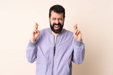 Sakallı, ceketli, soyutlanmış arka planı olan beyaz bir adam.