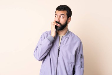 Sakallı, ceketli, soyutlanmış bir beyaz adam biraz gergin.