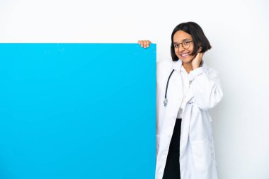 Beyaz arka planda izole edilmiş büyük bir afişi olan genç ırk doktoru kadın kahkahalar atıyor.