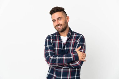 Beyaz arka planda izole edilmiş beyaz bir adam gülüyor.