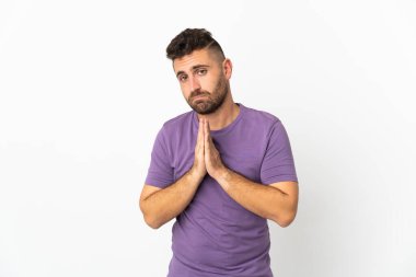 Beyaz arka planda izole edilmiş beyaz adam avuç içlerini bir arada tutuyor. İnsan bir şey ister.