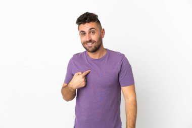 Beyaz arka planda yüzü şaşırmış beyaz bir adam var.