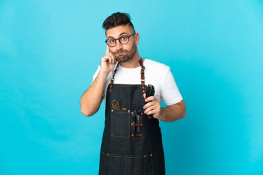 Bir önlük berber adam bir fikir düşünme