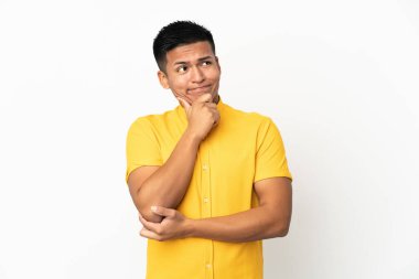 Genç Ekvadorlu adam beyaz arka planda izole edilmiş. Şüpheleri ve düşünceleri var.