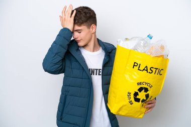 Beyaz arka planda geri dönüşüm yapmak için elinde plastik şişelerle dolu bir çanta tutan genç Rus bir şeyin farkına vardı ve çözümü amaçladı.