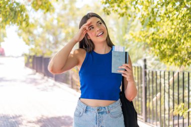 Dışarıdaki güzel Brezilyalı kadın elinde pasaport, şaşırmış bir ifadeyle.