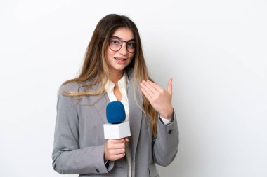 Beyaz arka planda izole edilmiş beyaz bir televizyon sunucusu genç bir kadın, bizimle gelmesi için davet ediyor. Gelmene sevindim.